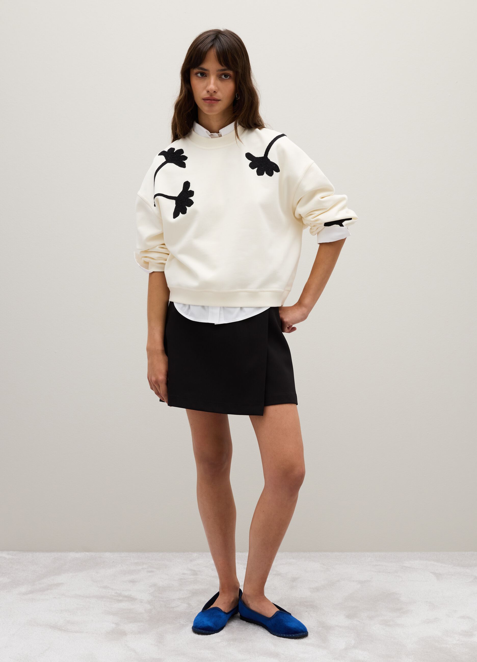 White sweatshirt in cotton and polyester blend with floral decorations