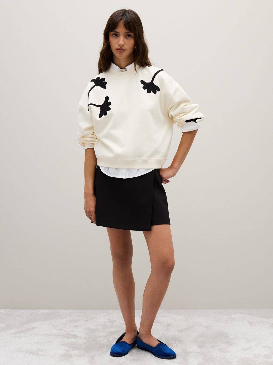 White sweatshirt in cotton and polyester blend with floral decorations_2