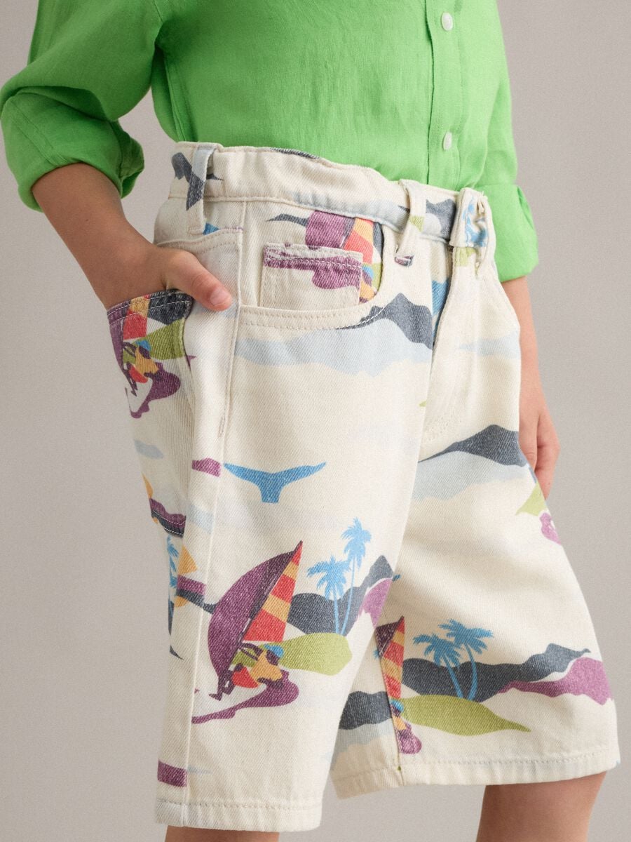Shorts beige in puro cotone con stampa all over baggy fit_2