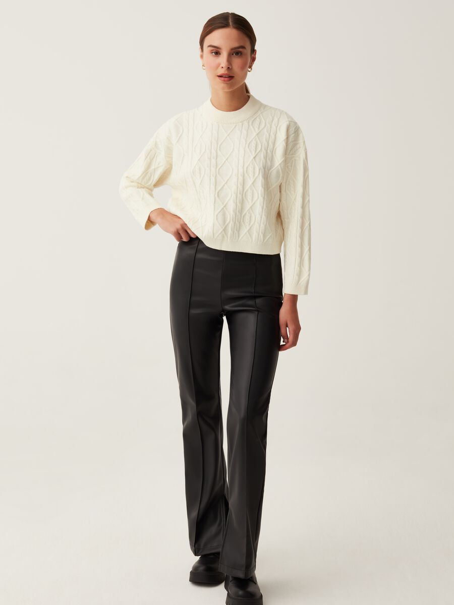 Pantaloni flare fit effetto lucido_0
