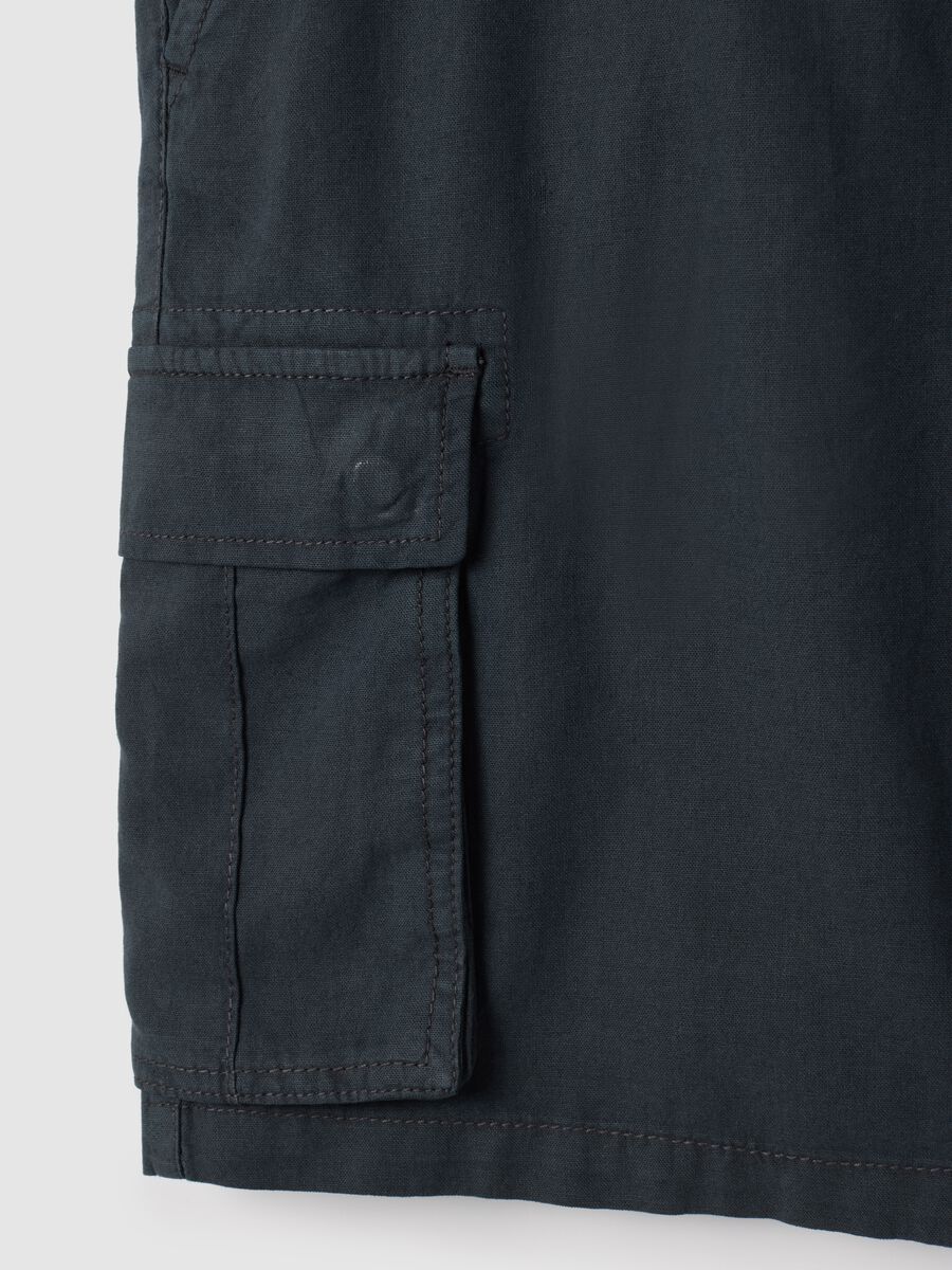 Bermuda cargo da uomo in misto lino nero regular fit_1