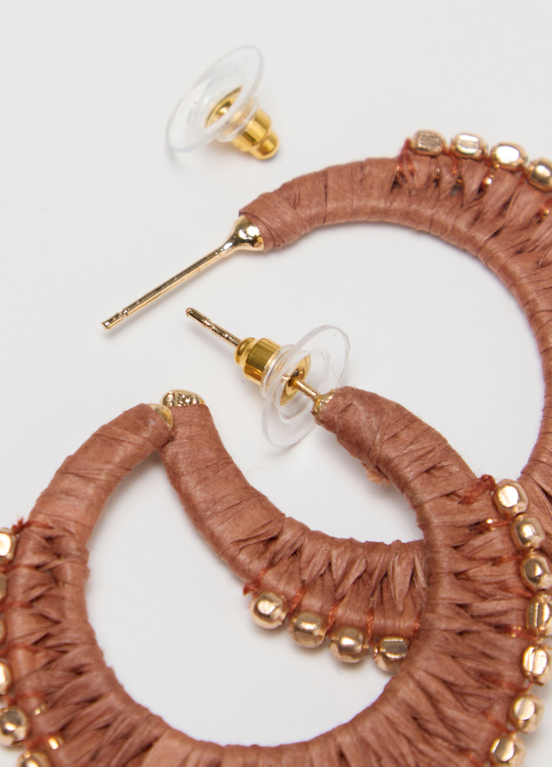 Hoop earrings in raffia with beads