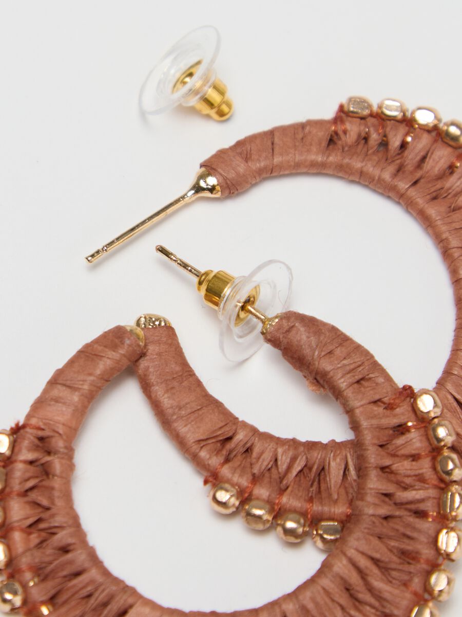 Hoop earrings in raffia with beads_1