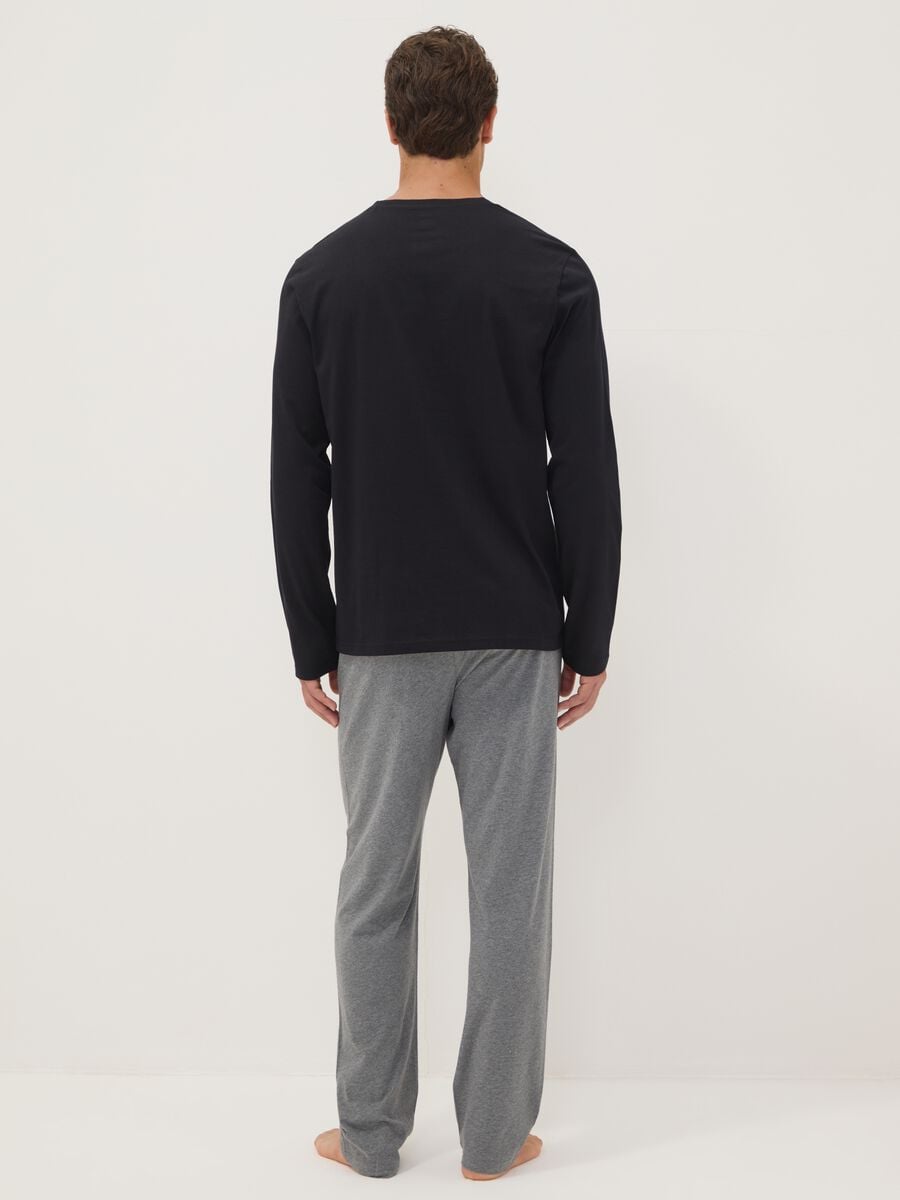 Pigiama nero e grigio in puro cotone organico con scollo a V regular fit_2