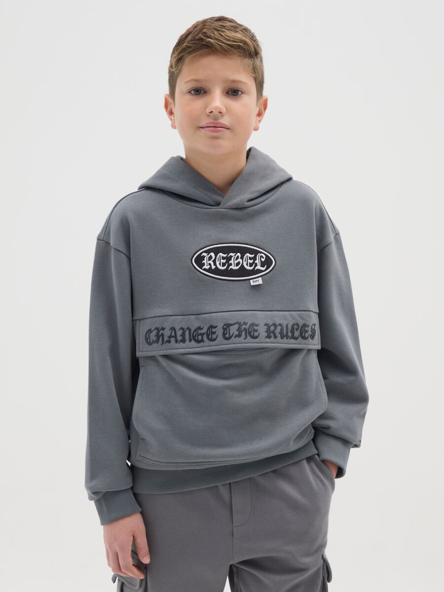 Felpa grigia con cappuccio da ragazzo in puro cotone_0