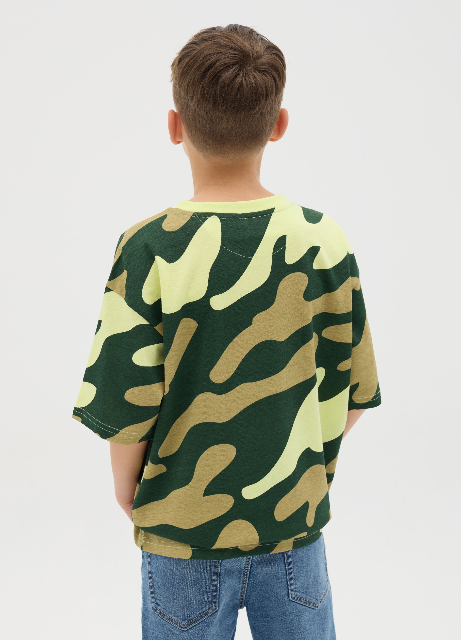 T-shirt in cotone camouflage con stampa logo