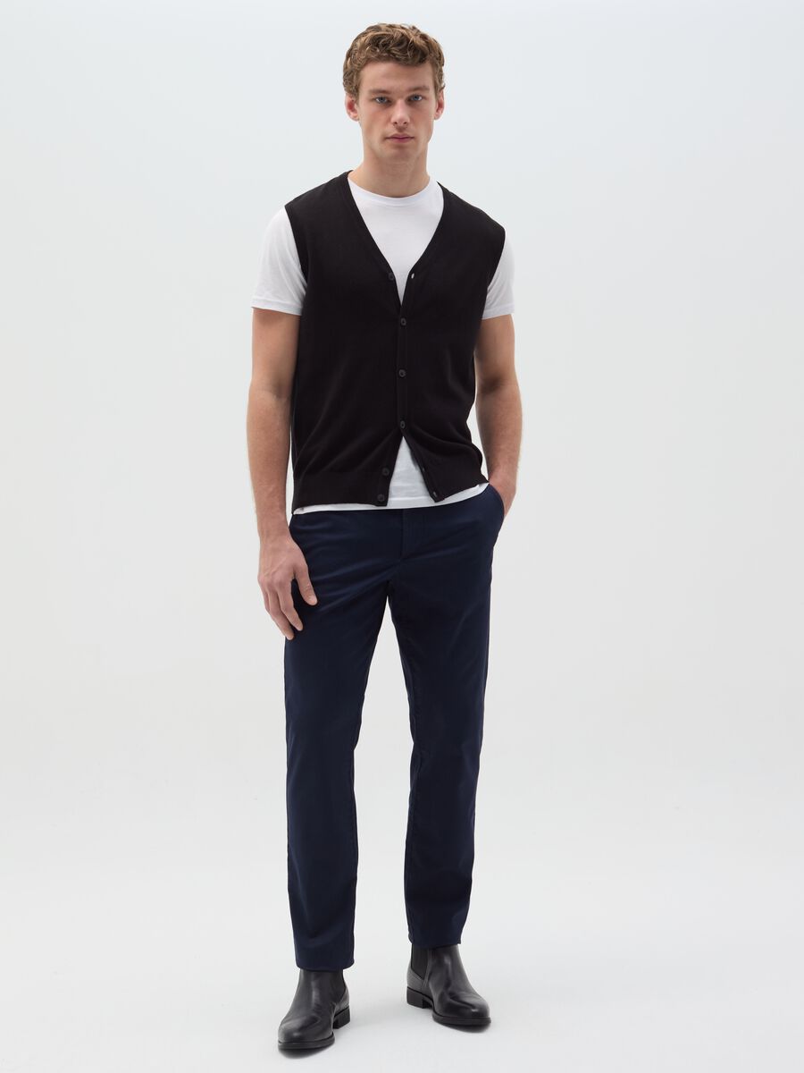 Slim-fit chino trousers in stretch cotton_0