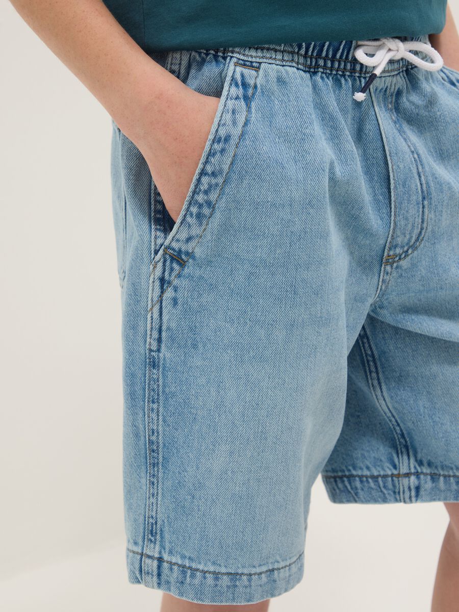 Boys&rsquo; blue denim shorts in cotton blend, straight fit_2