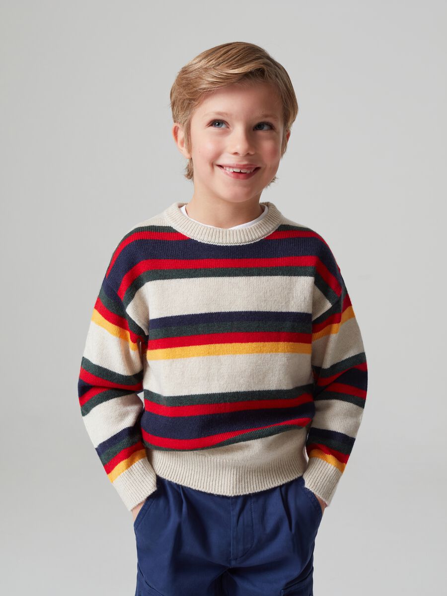 Pullover con fantasia a righe multicolore_5