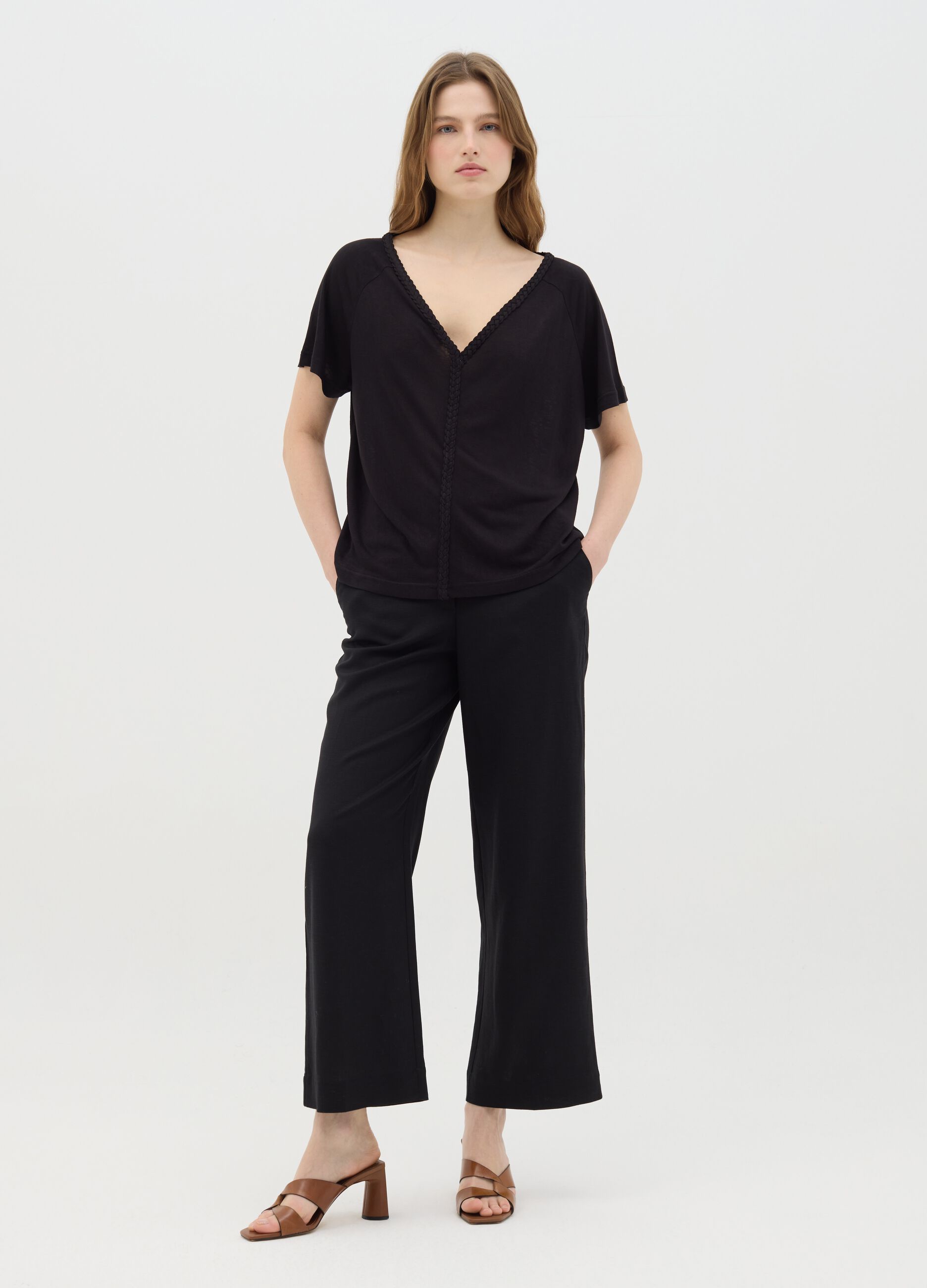 T-shirt da donna in misto viscosa nera regular fit con scollo rotondo