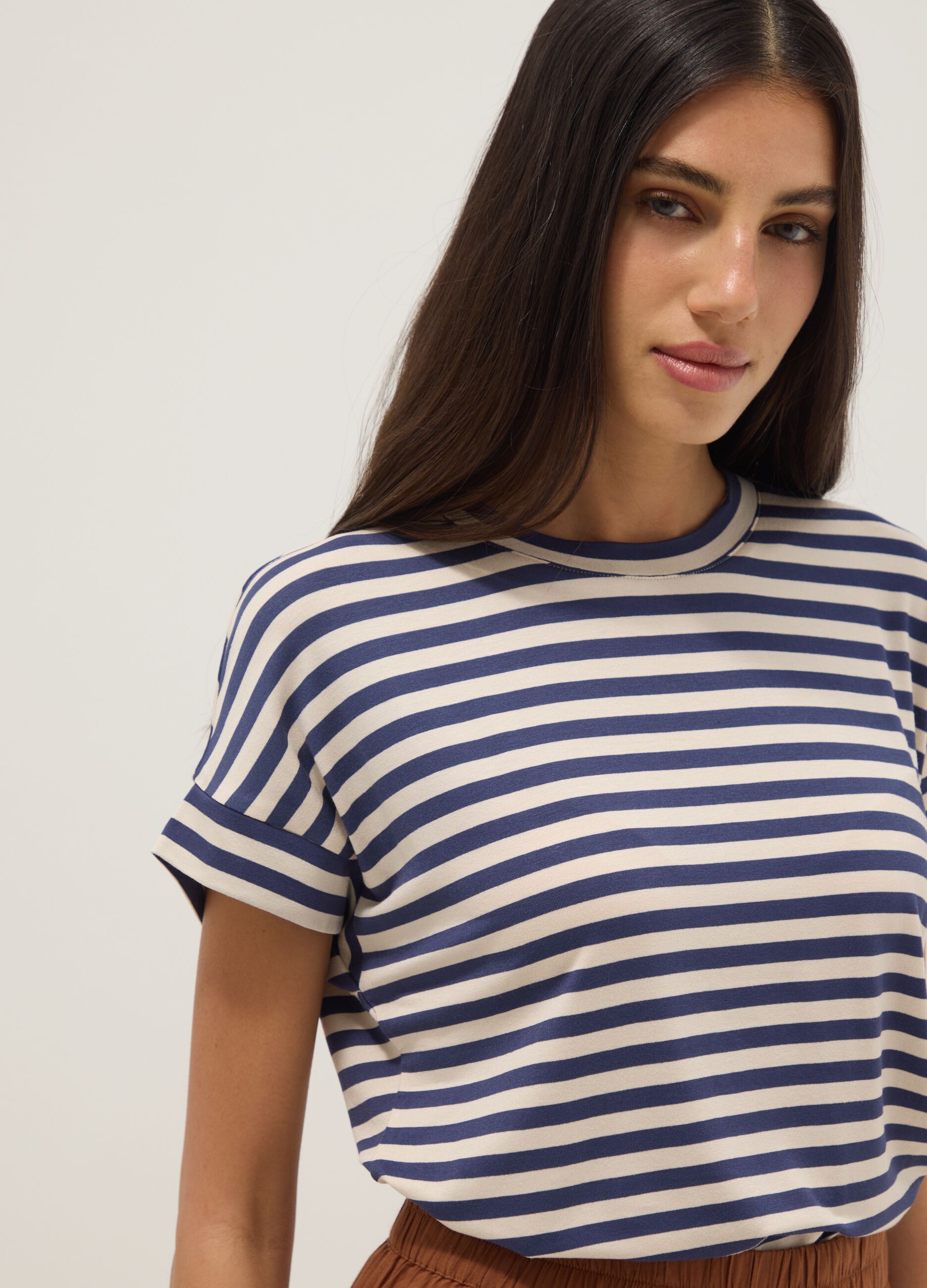 T-shirt in viscosa elasticizzata a righe multicolor regular fit