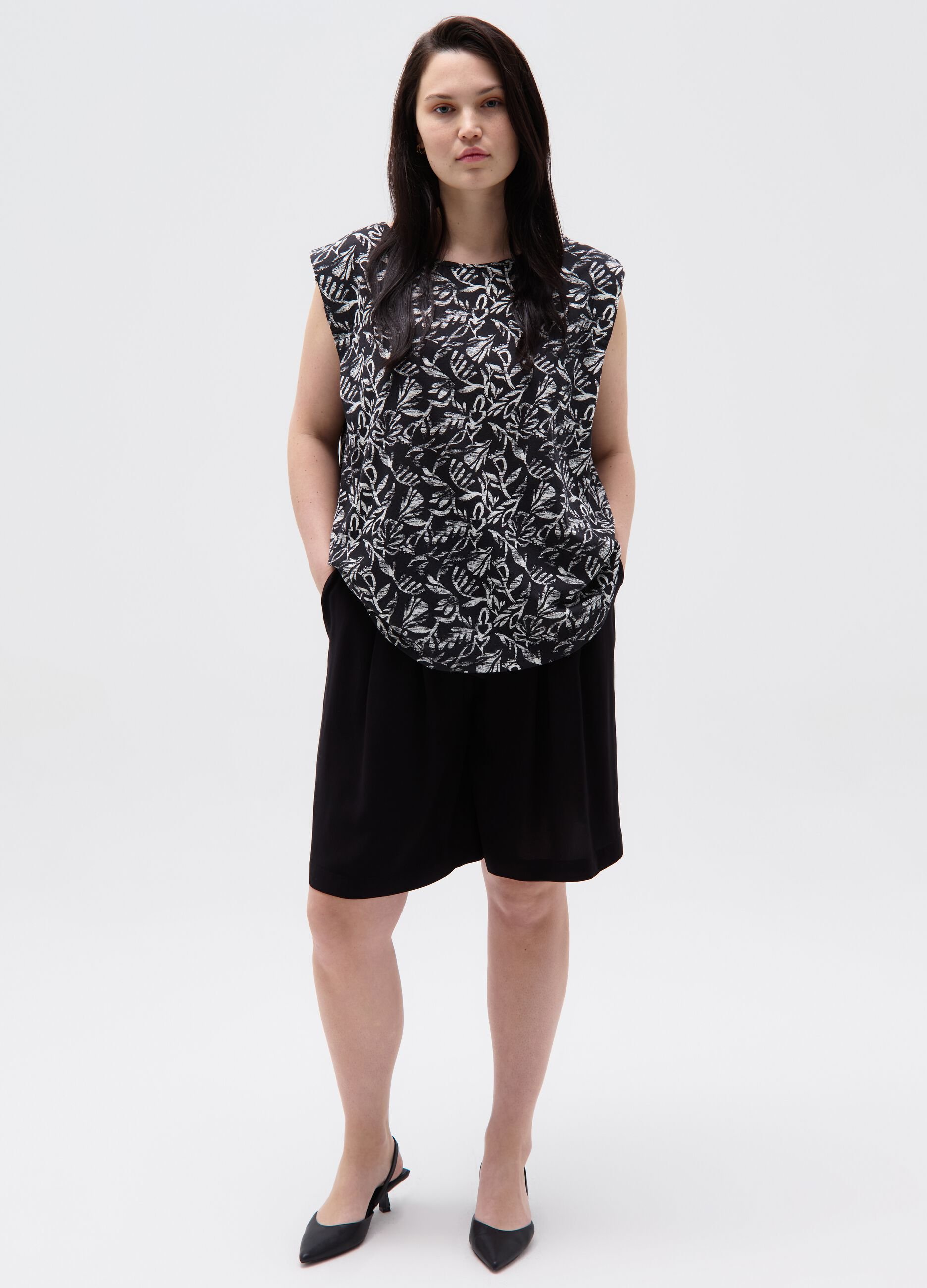 Curvy Bermuda shorts with darts and belt