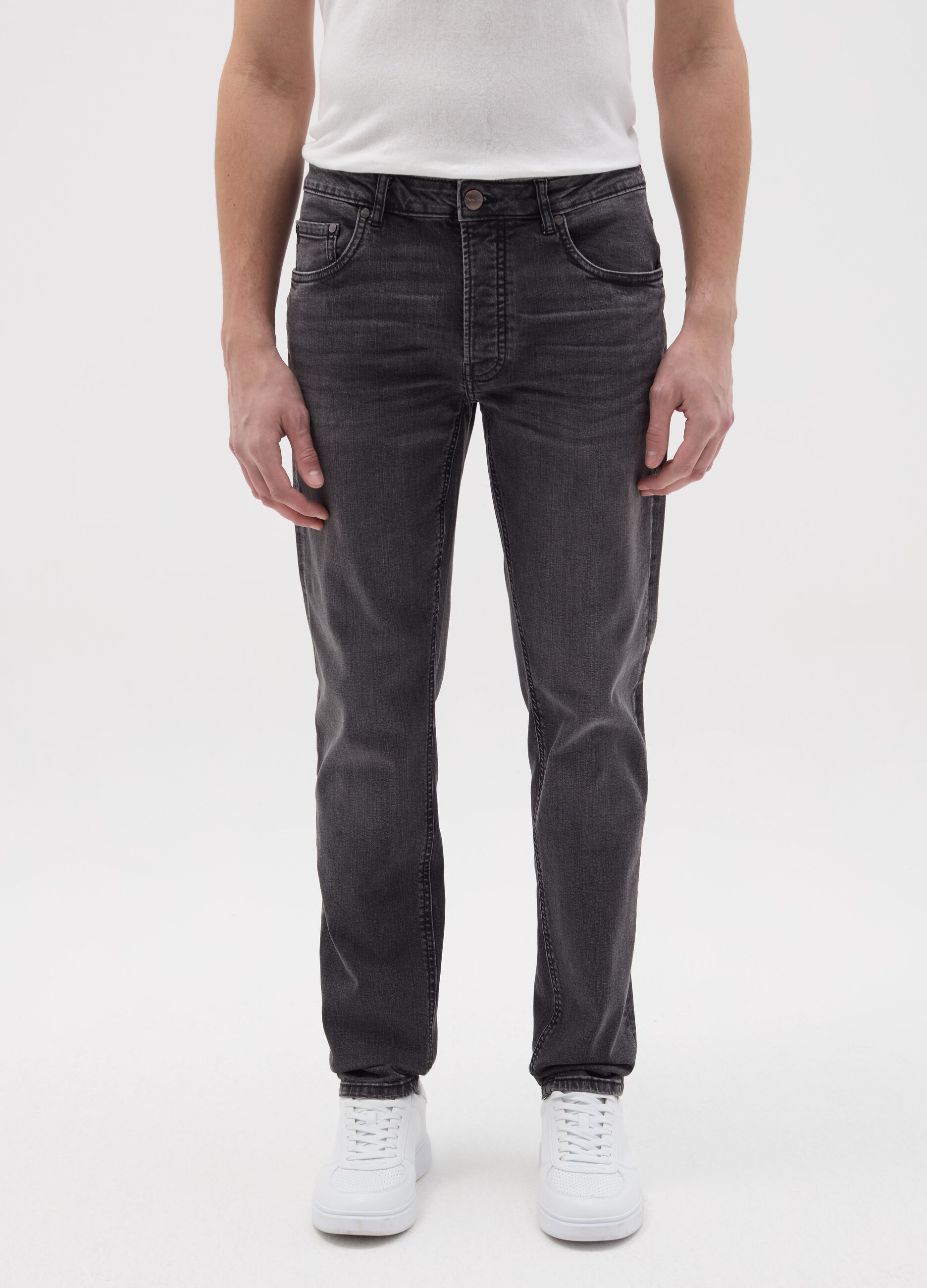 Slim-fit jeans with five pockets