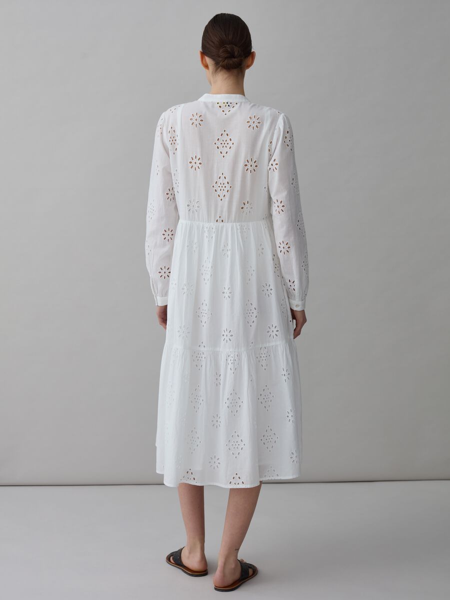 Broderie anglaise dress with V neck_2