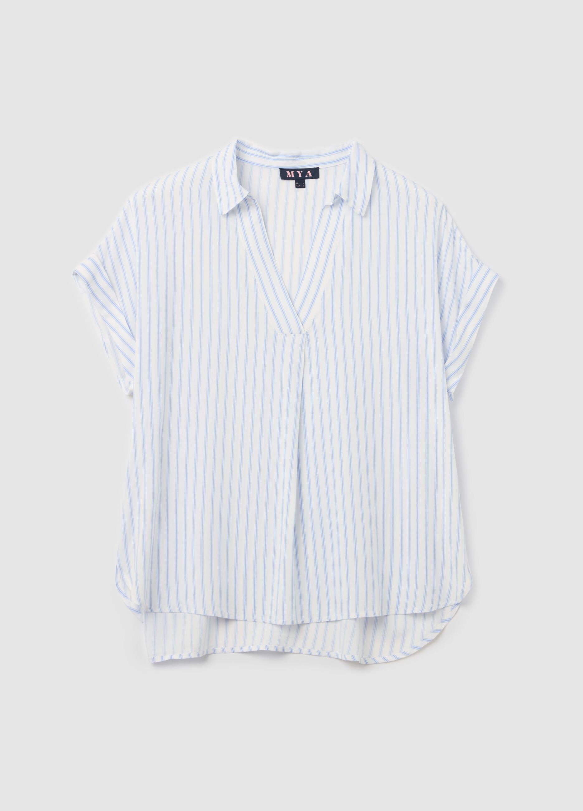 Curvy blouse with V neckline and pattern
