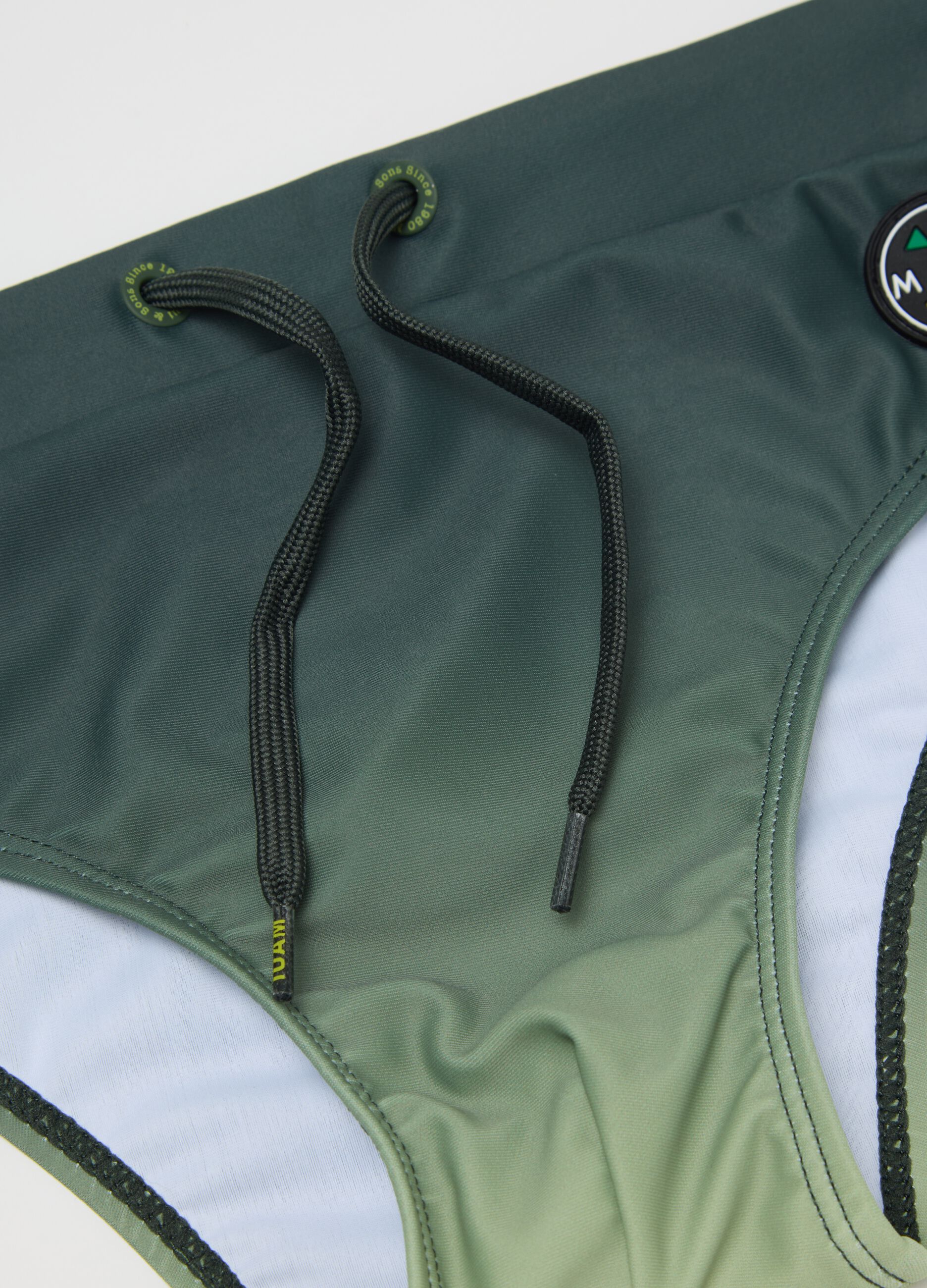 Slip da ragazzo in tessuto elasticizzato verde con logo