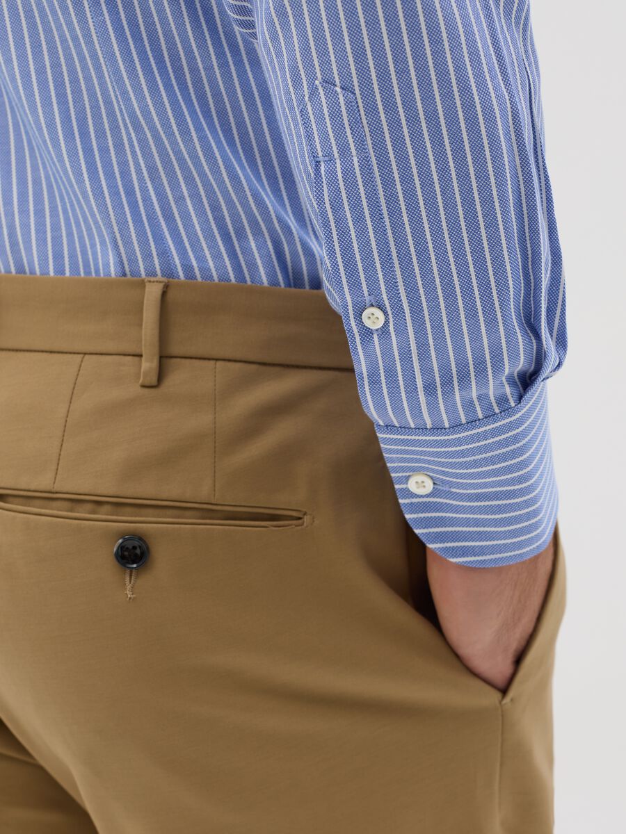 Men’s light blue slim-fit shirt in 100% cotton with cutaway collar_2