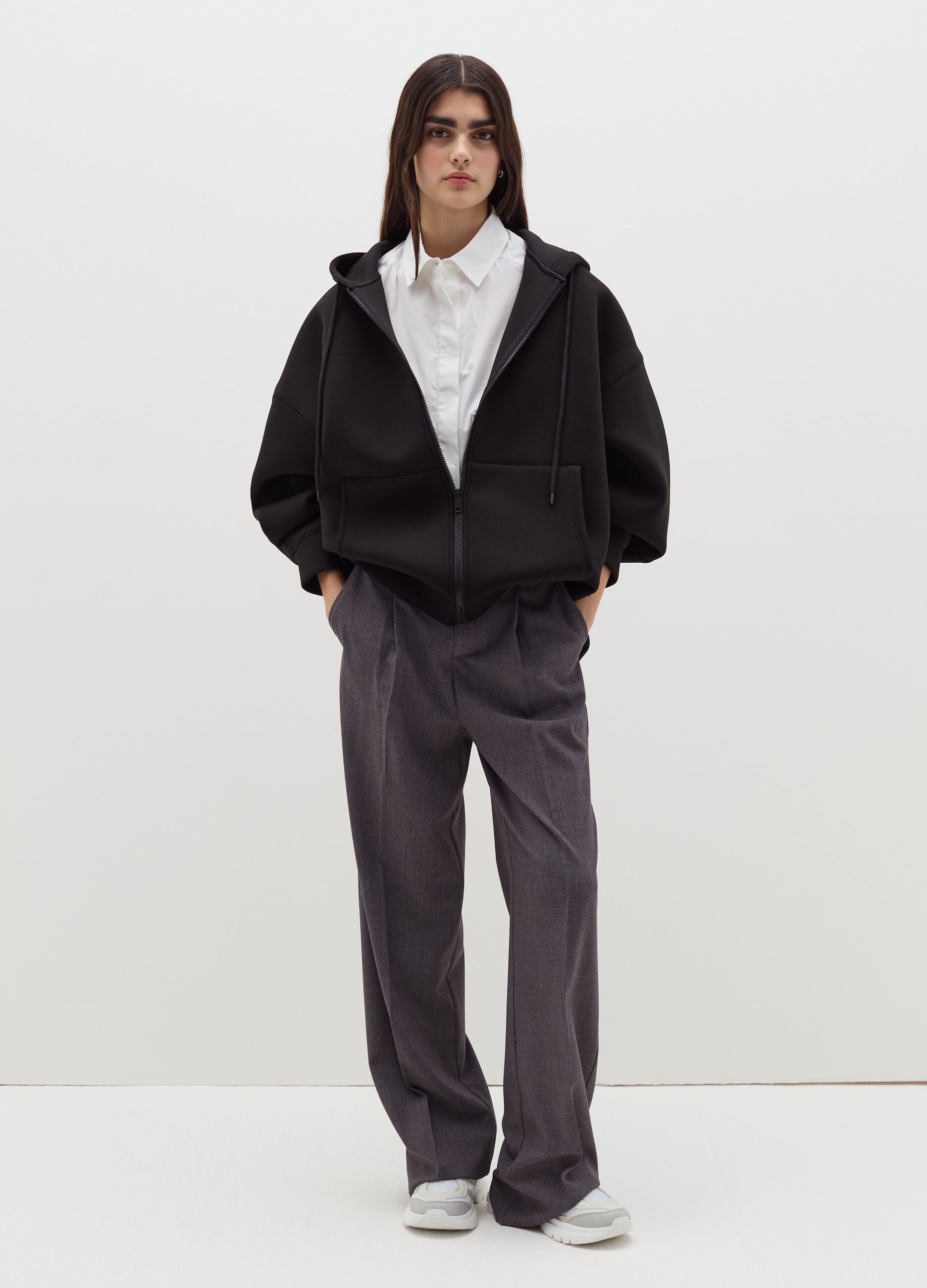 Oversized sweatshirt with hood and zip