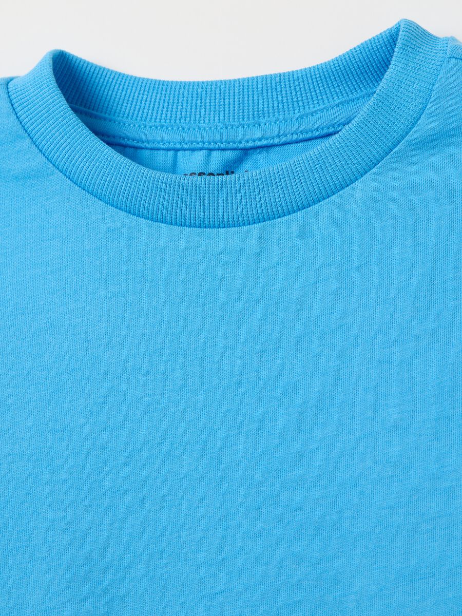 T-shirt azzurra in cotone con scollo rotondo_3