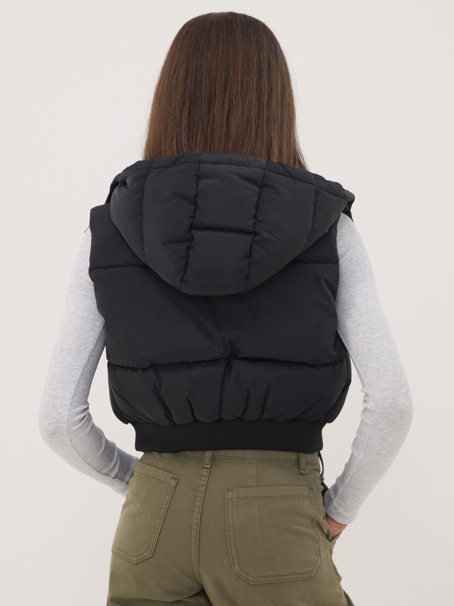 Gilet nero imbottito con cappuccio e zip_2
