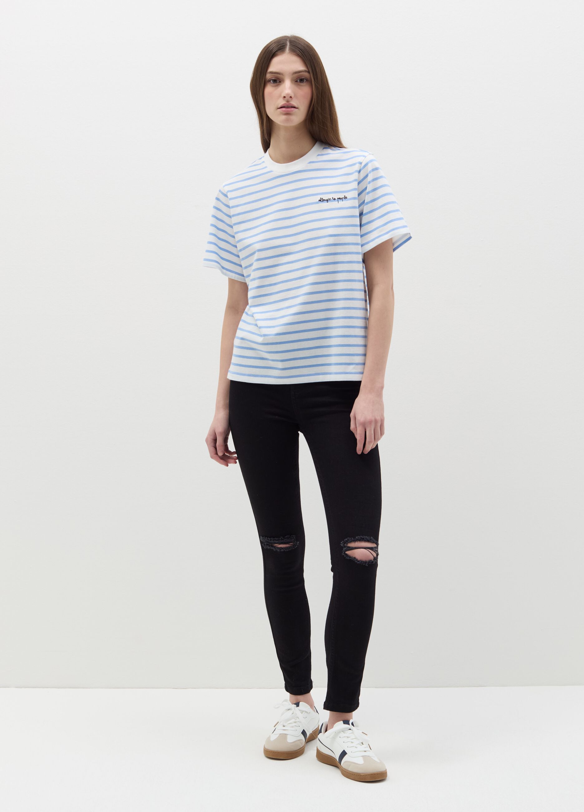 T-shirt in cotone con ricamo