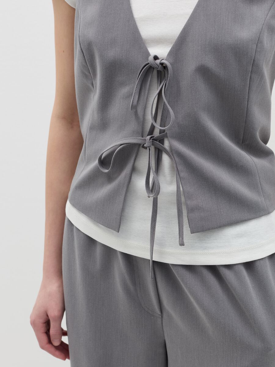 Gilet with laces_2