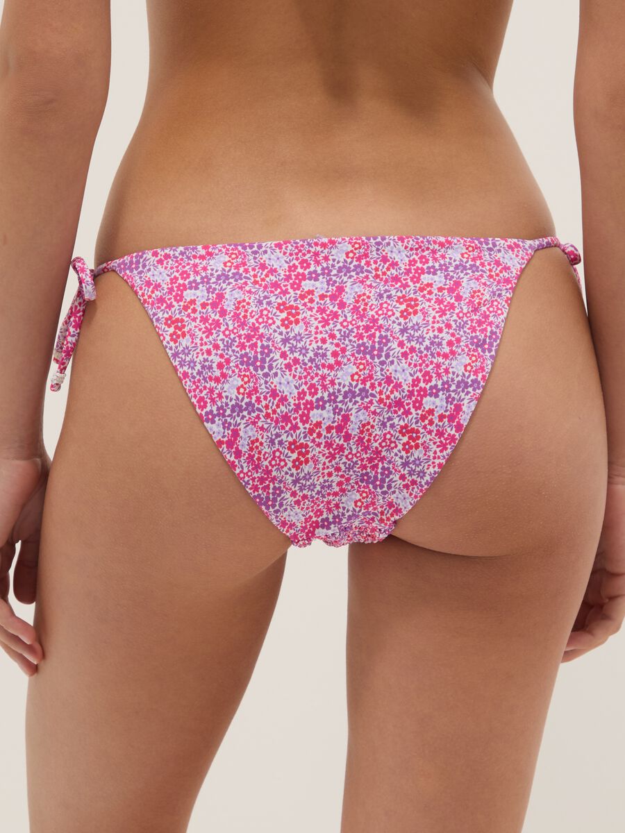 Slip bikini rosa in tessuto elasticizzato con laccetti_2