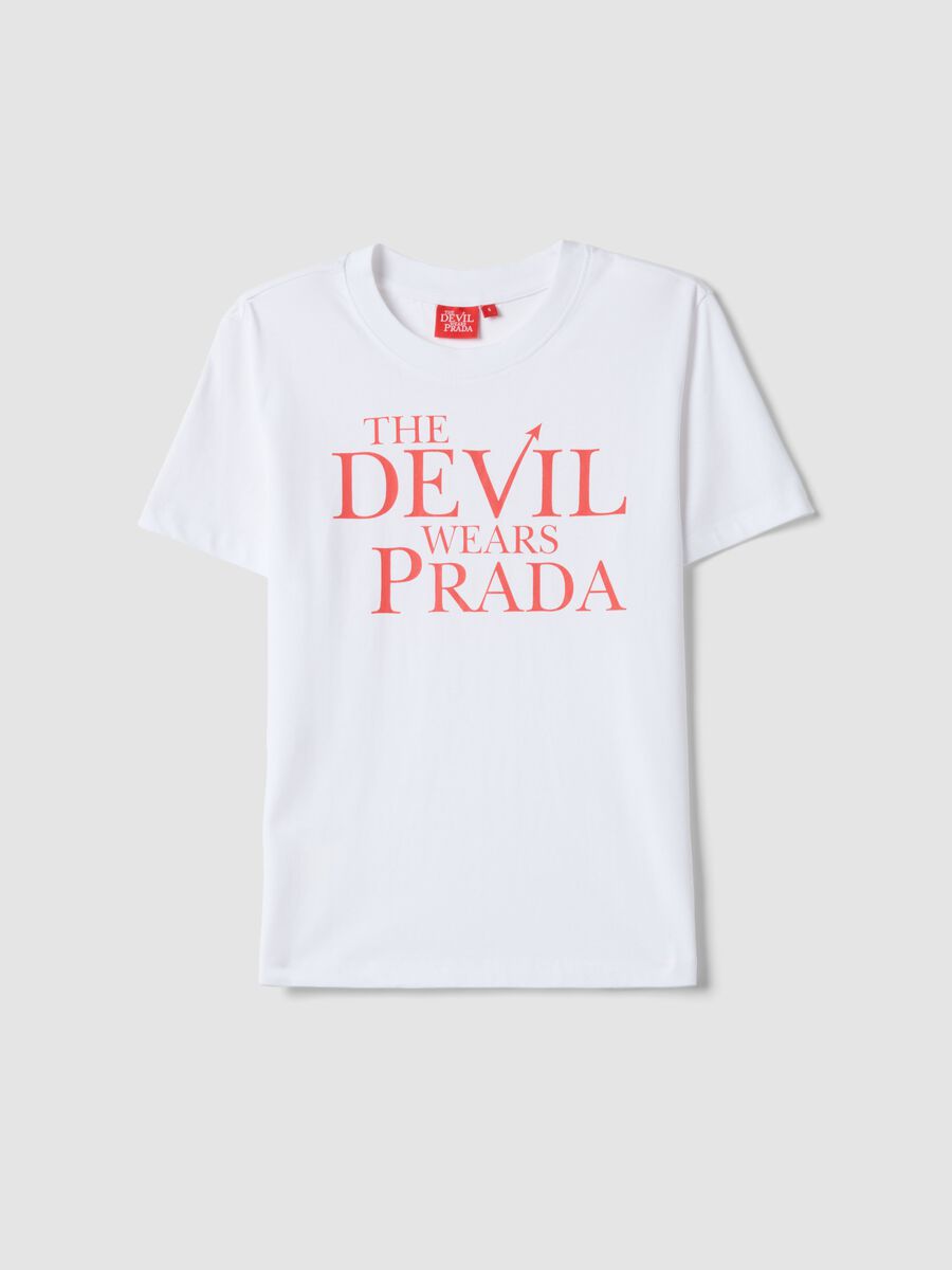 T-shirt in puro cotone bianca regular fit con stampa "Il diavolo veste Prada"_4