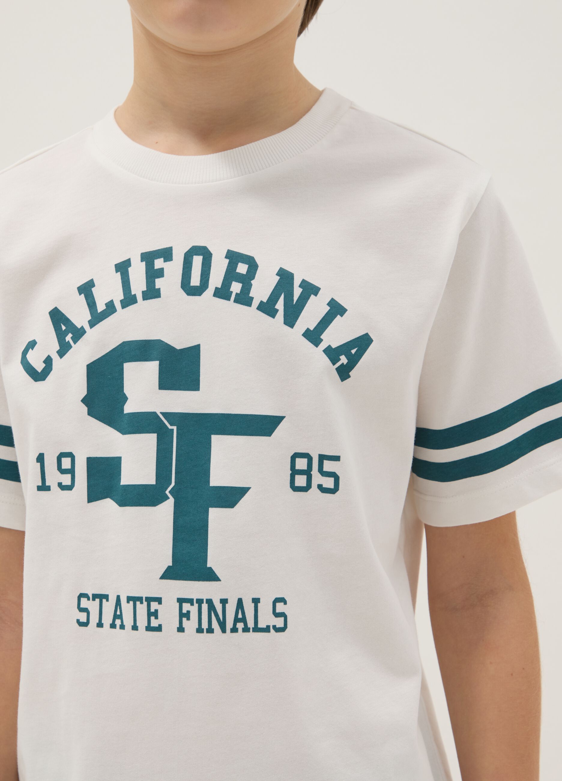 White pure cotton boys&rsquo; T-shirt with graphic details, regular fit