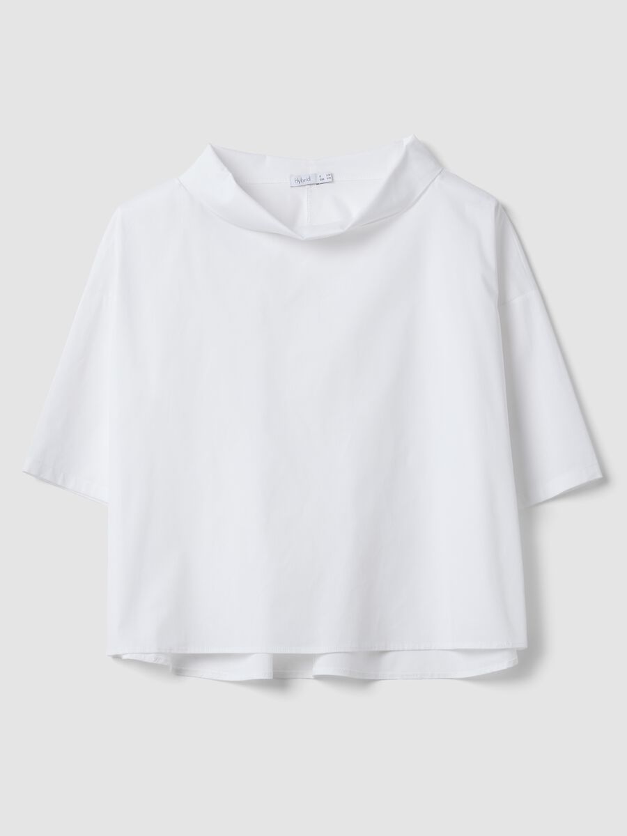 Maglia bianca in cotone elasticizzato con collo alto morbido_4
