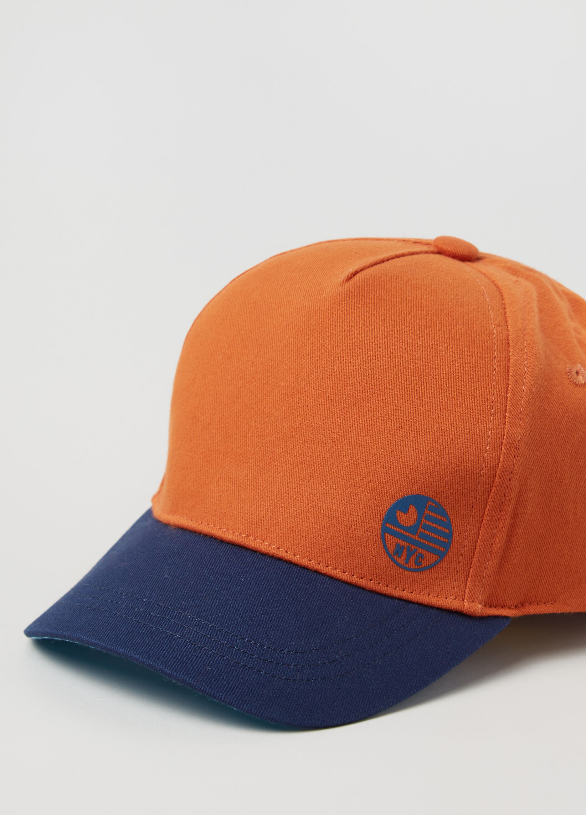 Baseball cap with contrasting visor