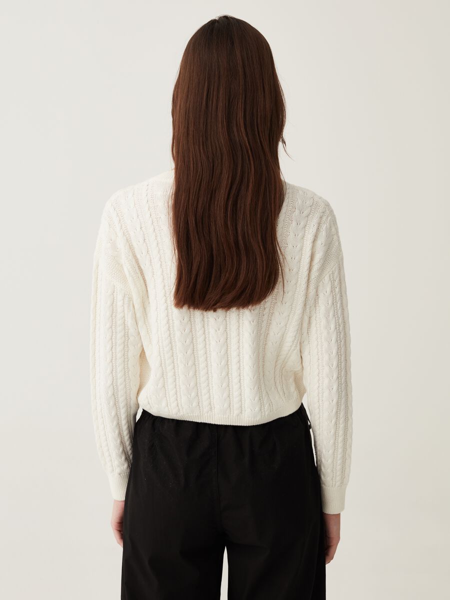 Pullover cropped con lavorazione a trecce_2