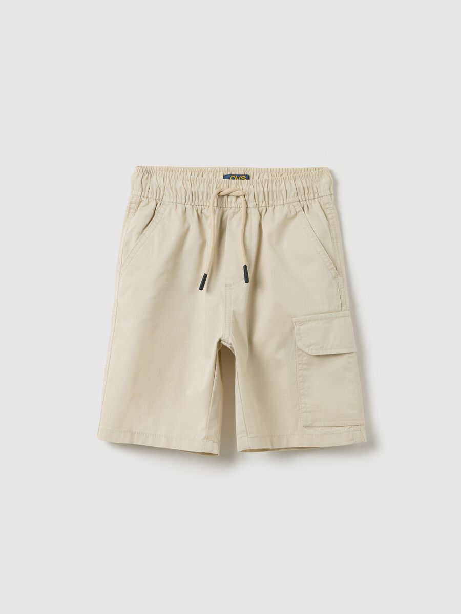 Boys’ shorts in 100% beige cotton with regular fit and cargo pockets_0