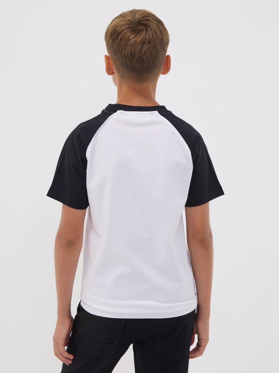 T-shirt bianca in puro cotone con maniche raglan per ragazzo_2