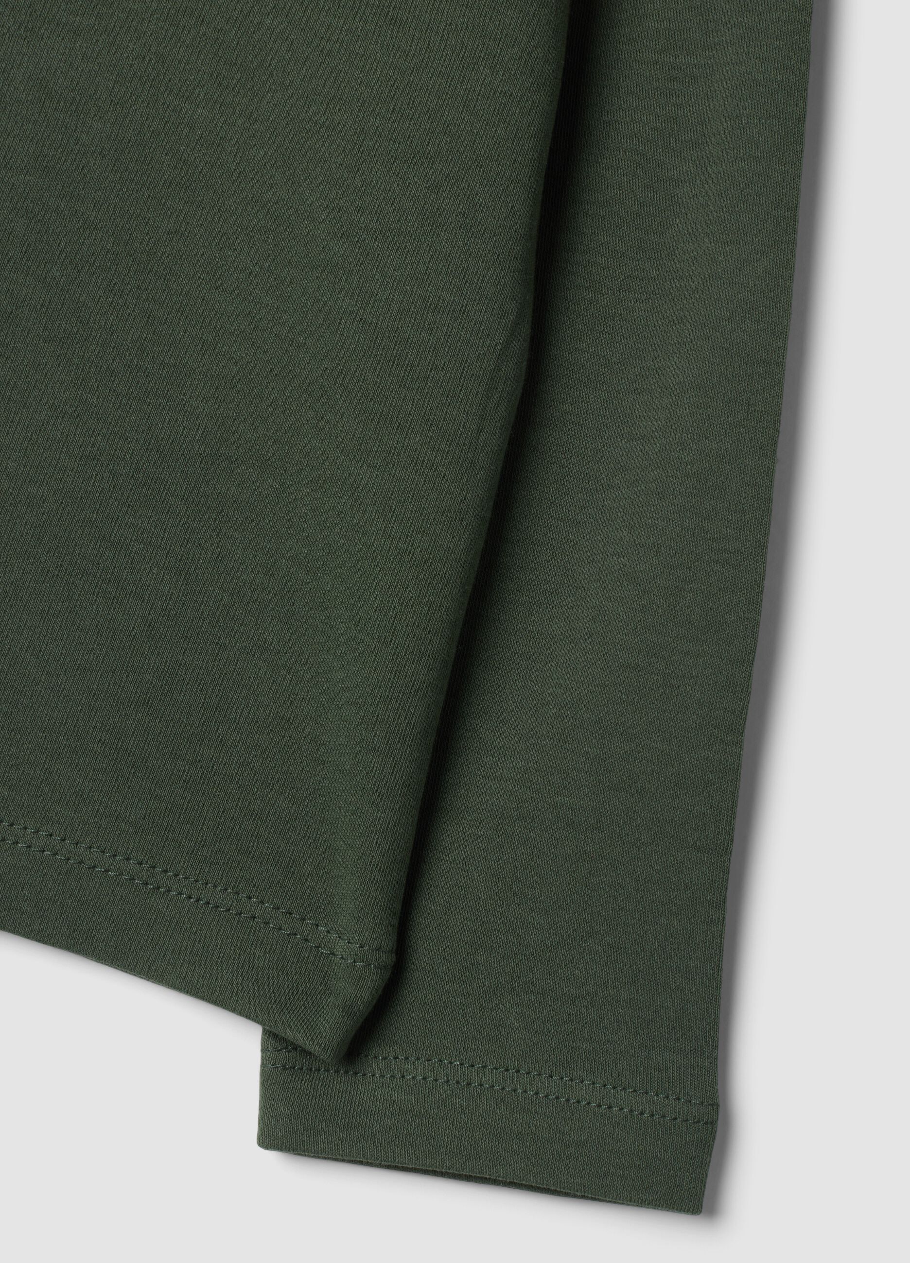 Maglia verde bosco dolcevita in puro cotone organico