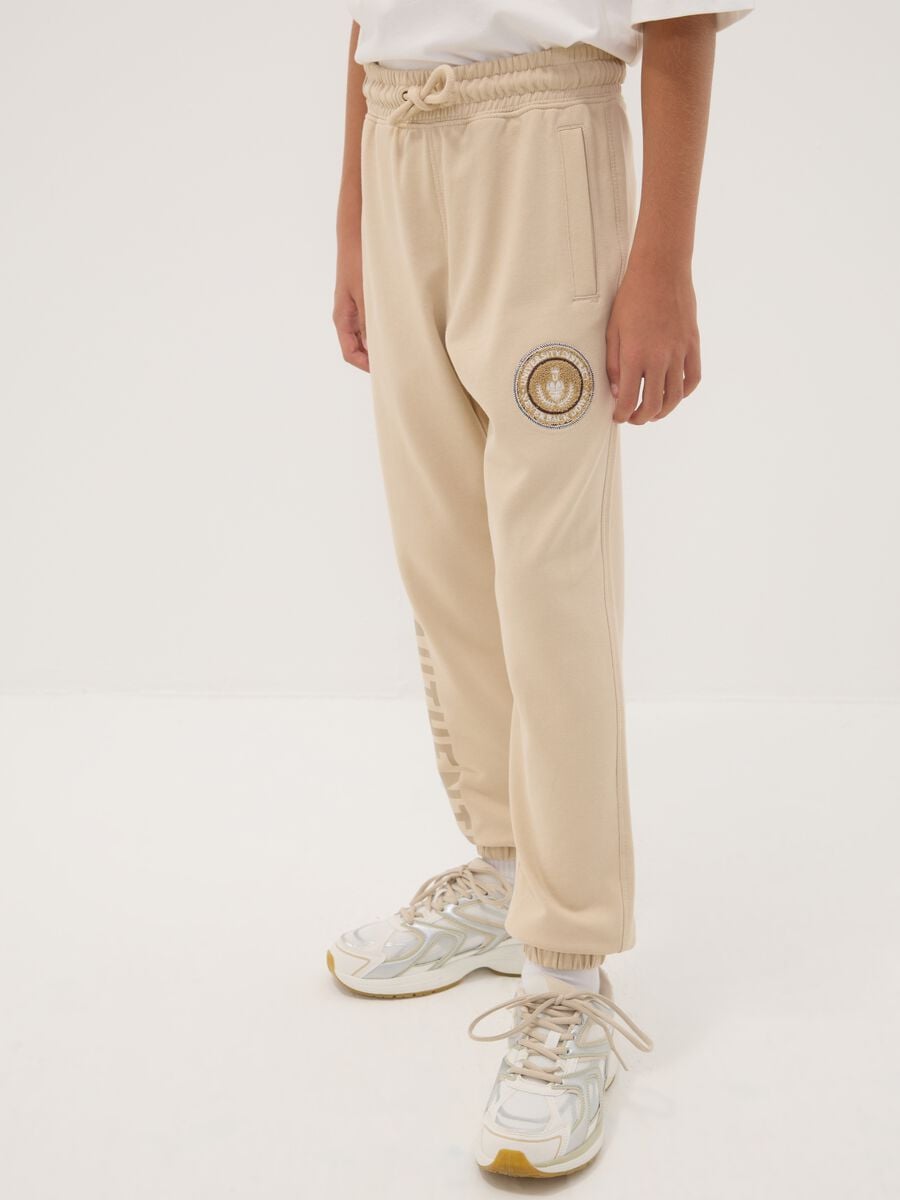 Jogger beige in puro cotone con stampa comfort fit per ragazzo_2