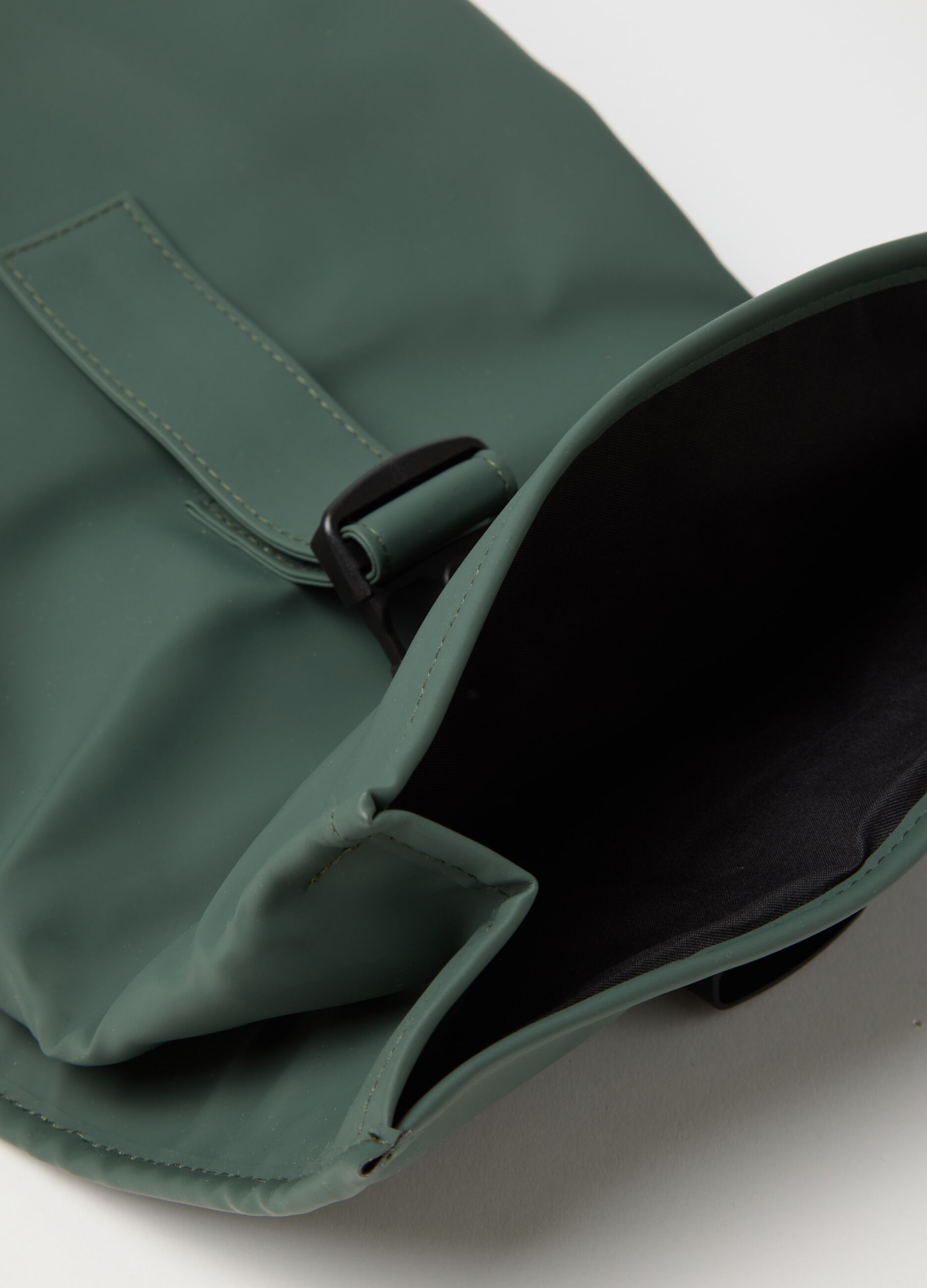 Zaino verde con chiusura a clip