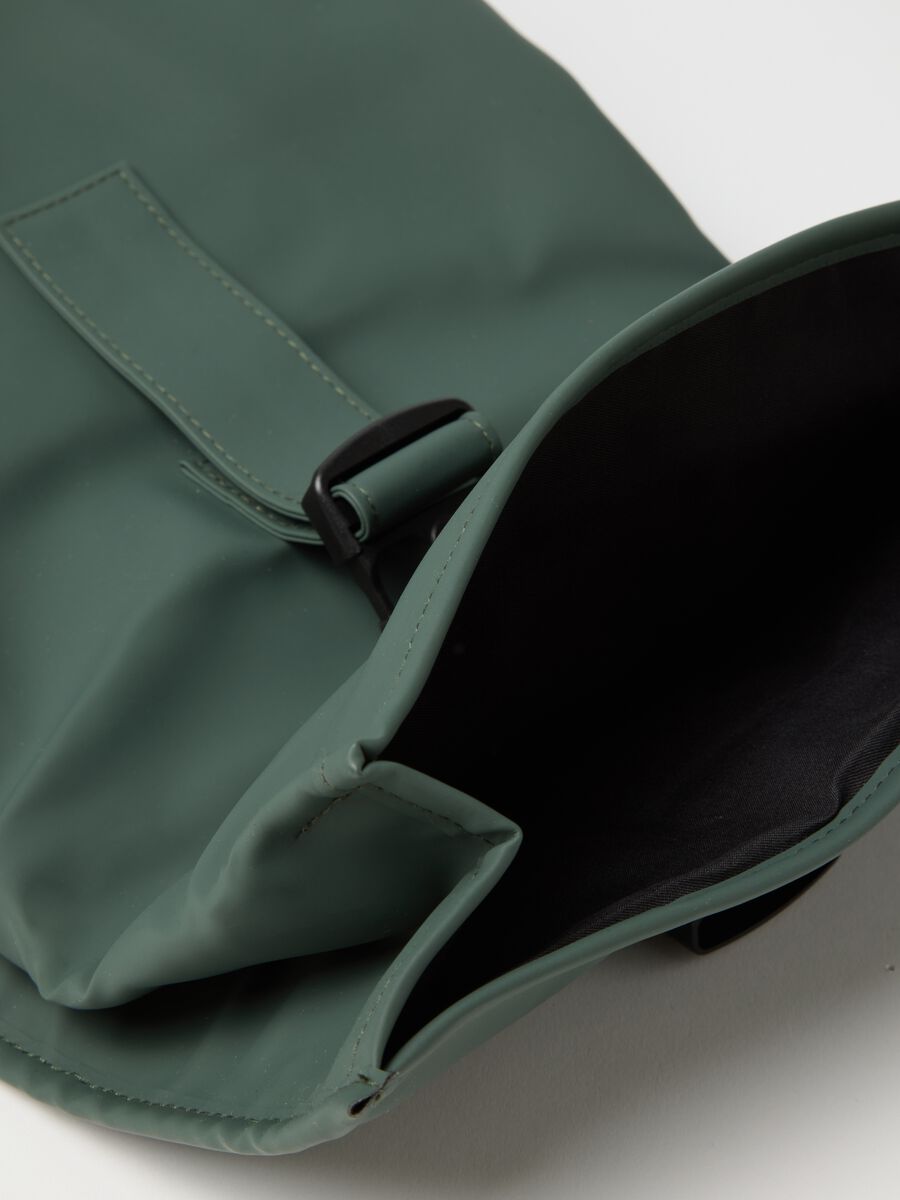 Zaino verde con chiusura a clip_2