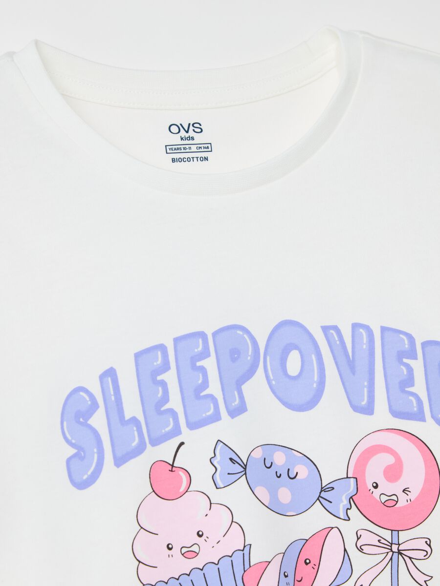 Pigiama lungo con stampa "Sleepover Squad"_2