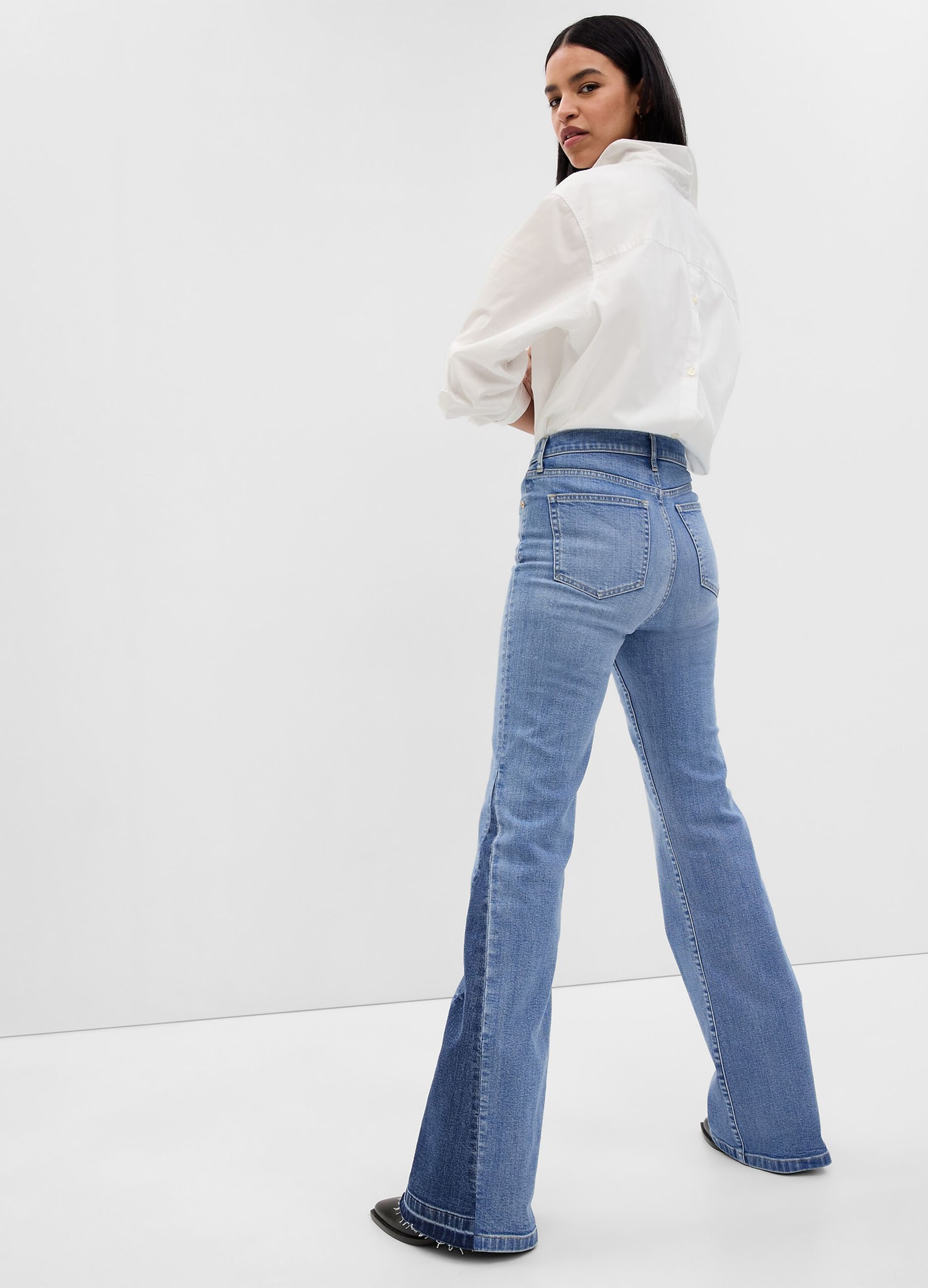 Jeans flare fit con inserti a contrasto
