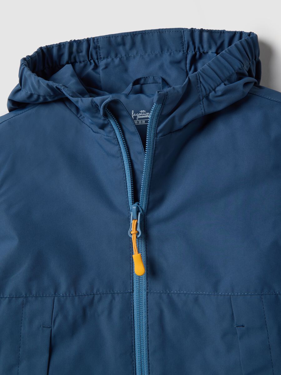 Blue lightweight children's jacket with full zip and hood, regular fit_2