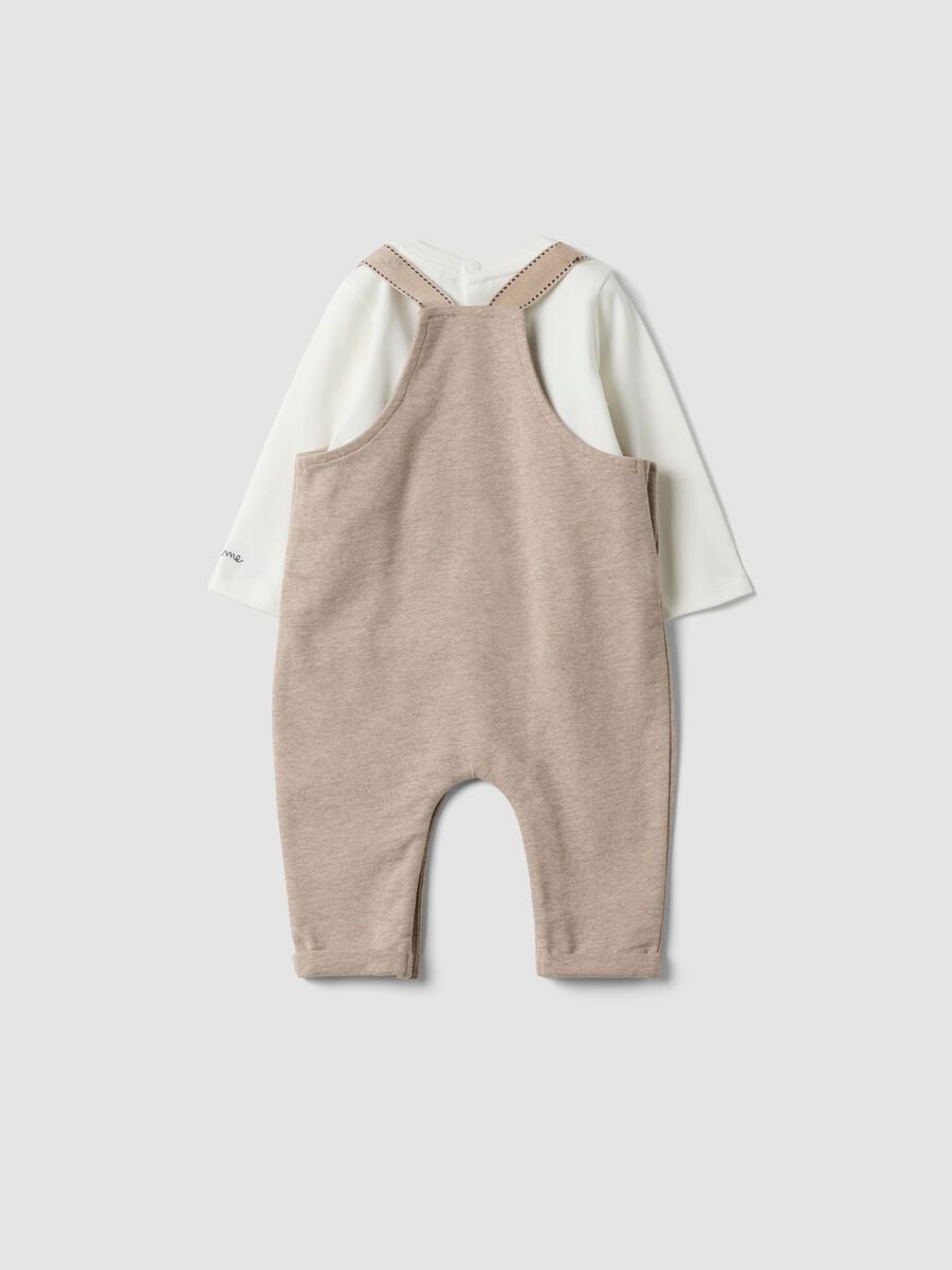 Completo bianco e beige in puro cotone organico con salopette per neonato_1