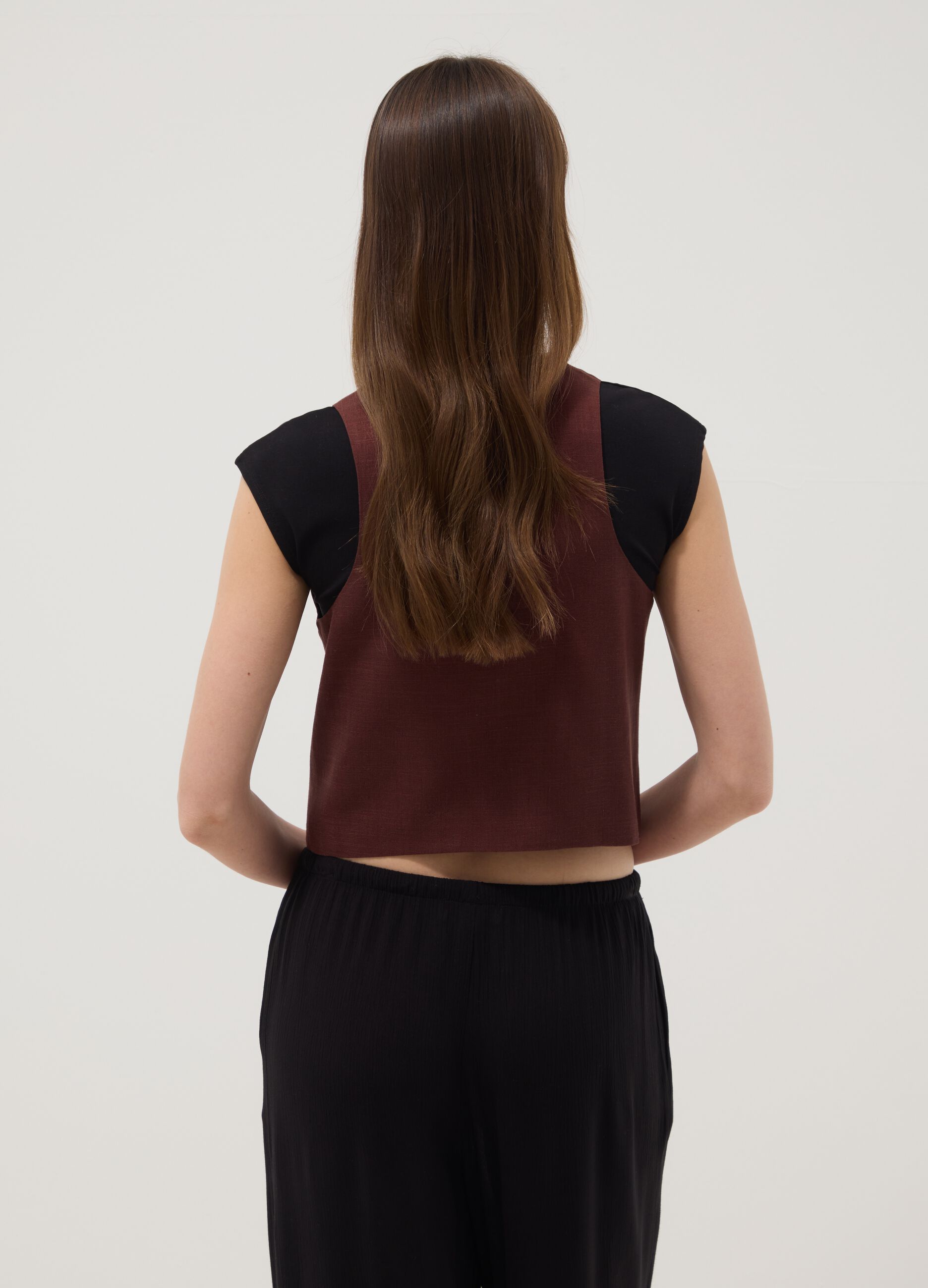 Gilet marrone in misto viscosa e lino regular fit
