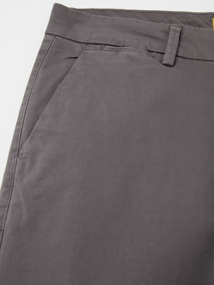 Pantaloni chino in cotone stretch tinta unita_5