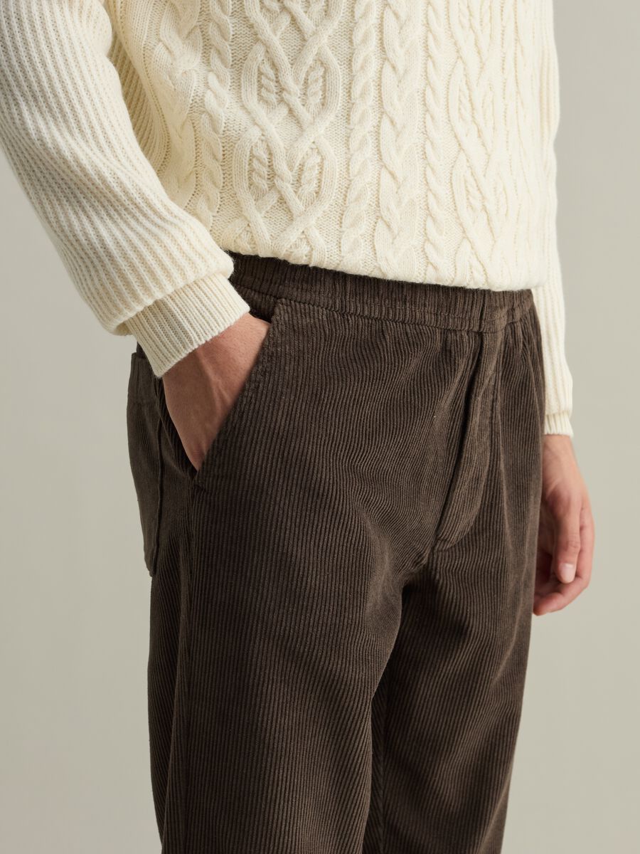 Chino jogger trousers in corduroy_3