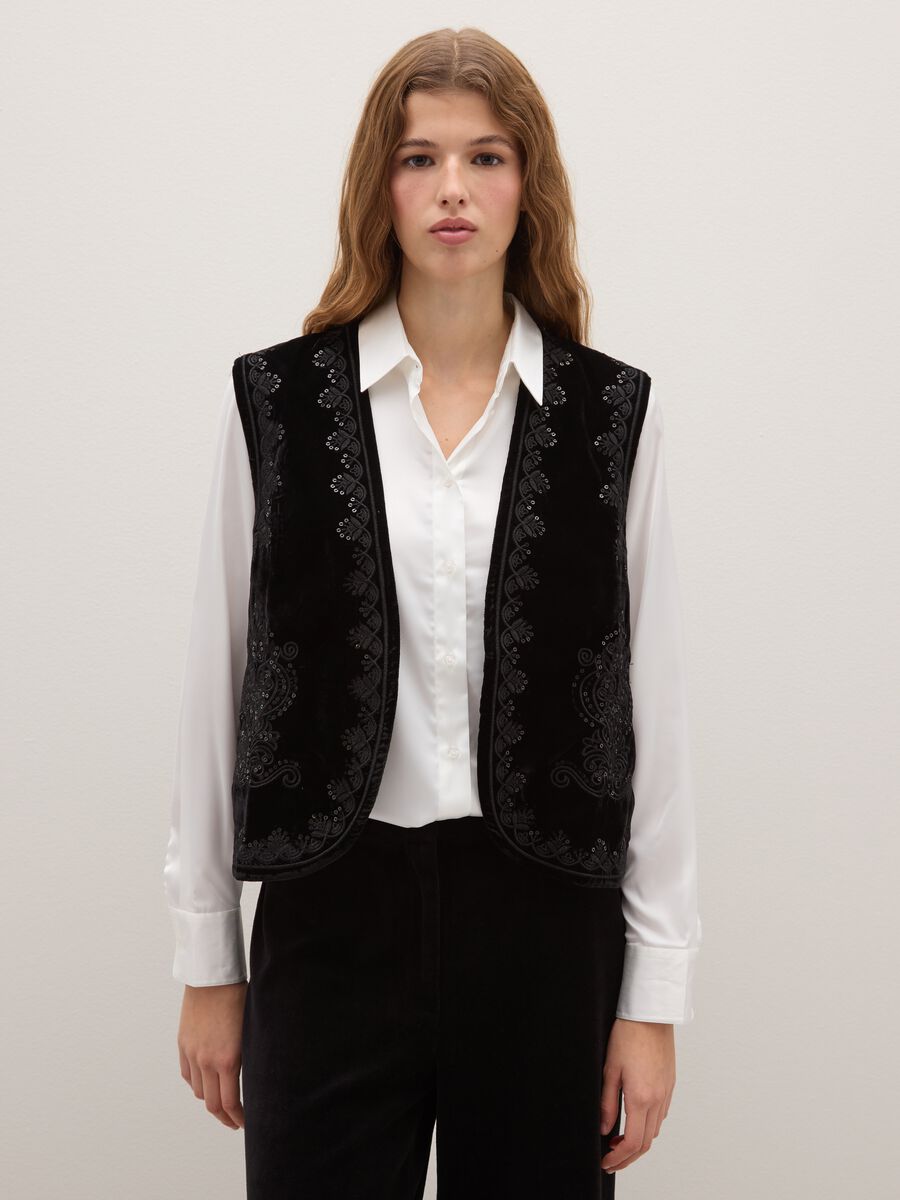 Hand-embroidered black slim fit waistcoat_0
