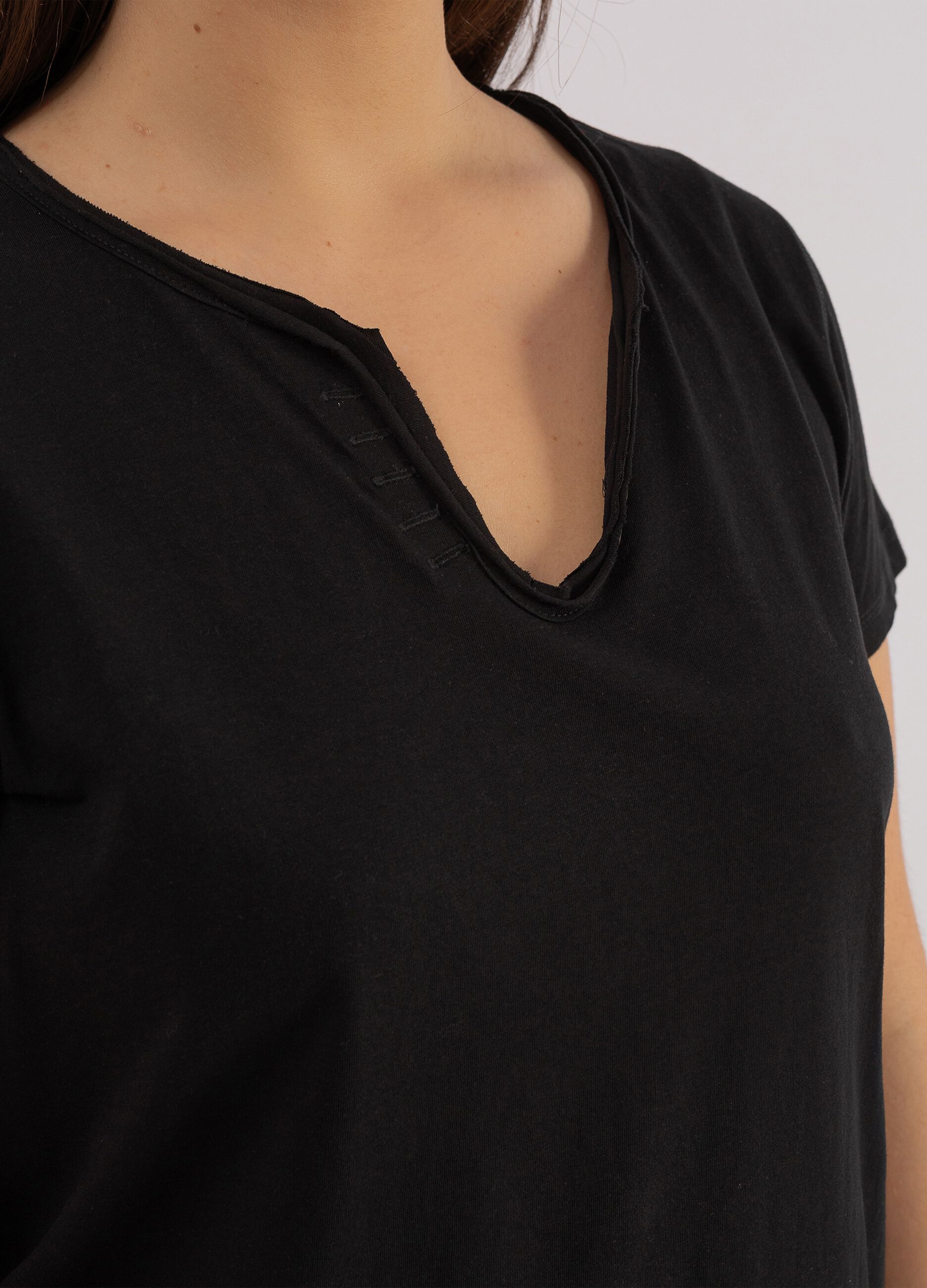 Curvy T-shirt with raw-cut U neck