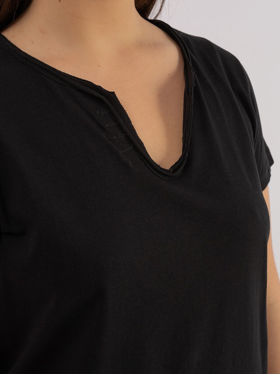 T-shirt scollo a U con taglio a vivo Curvy_3