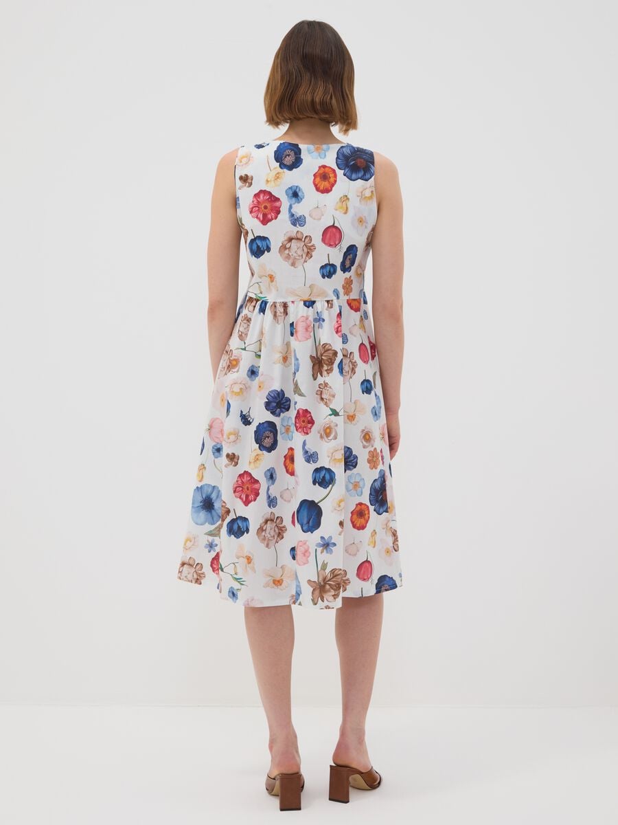 Abito bianco smanicato in cotone elasticizzato a fiori regular fit_3