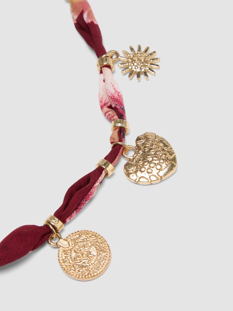 Collana rossa con stampa floreale e ciondoli dorati_2